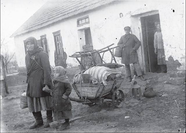 Раскулаченная семья возле своего дома, с. Удачное, Донецкая область, 1930-ые годы. Національна книга пам'яті