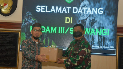 Ustaz Adi Hidayat Berikan 2500 Box Obat Herbal dan Akan Umrohkan 30 Prajurit Kodam III/Slw