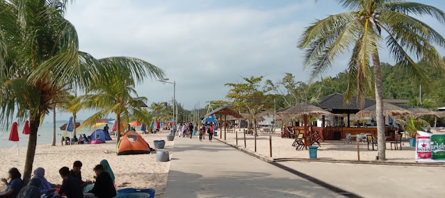 Jelang Pergantian Tahun 2023 Pantai Glory Melur Dipadati Pengunjung, Gazebo yang Disediakan Kurang