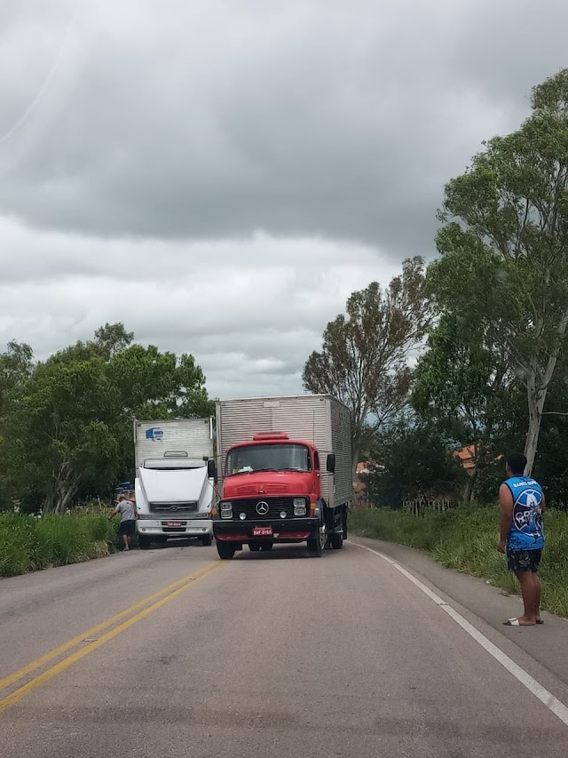 CARRETA "QUEBRA"E FICA FECHANDO UM DOS LADOS DA LAGOA DE SÃO JOSÉ/PE