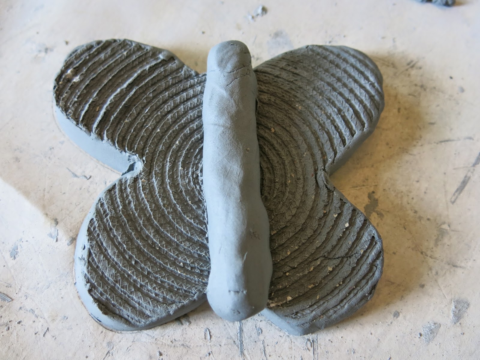 Cassie Stephens: In the Art Room: Kindergarten Clay Butterflies