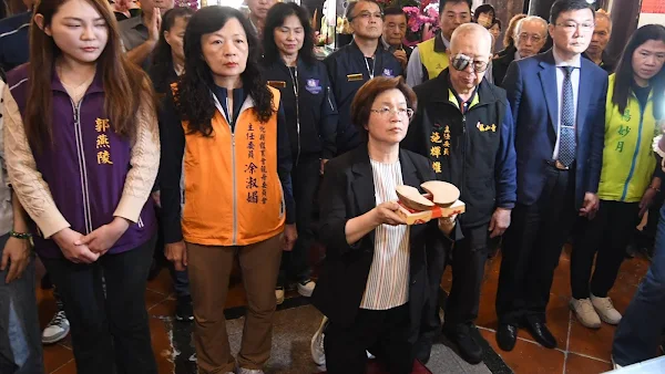 ▲2025鹿港慶端陽系列活動「龍王祭」，今天由王惠美親自向觀世音菩薩及龍王尊神擲筊請示舉辦日期，並連續獲得六個聖筊，確定活動將於國曆5月3日舉行，並同步舉辦龍舟下水典禮。（記者林明佑翻攝）