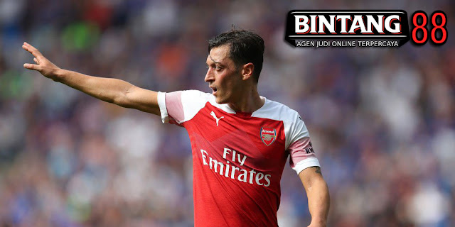 Mesut Ozil Turut Berduka untuk Korban Tsunami Selat Sunda