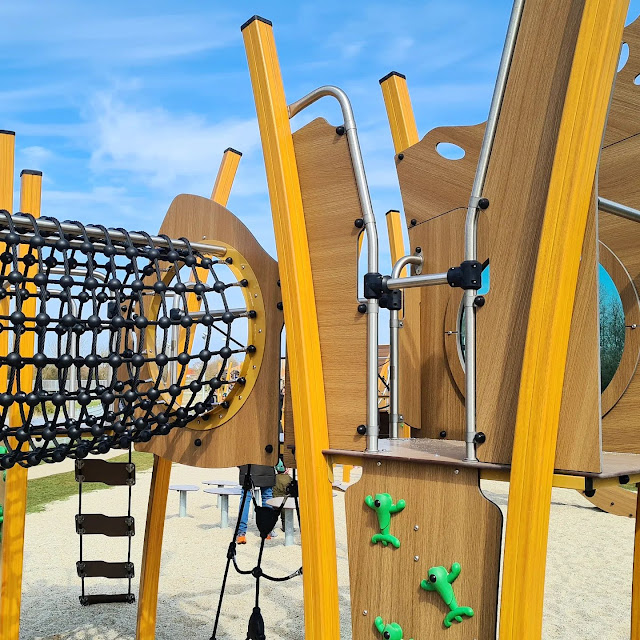 Spielparks in Dänemark, Teil 3: Der Spielpark Riplay in Ribe. Auf dem Spielplatz gibt es einen langen Kletter-Parcours, der Herausforderungen für kleine und große Kinder bietet.