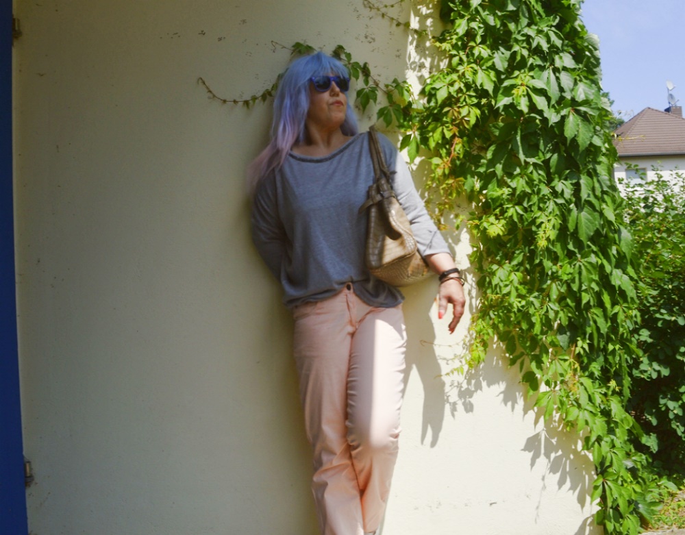 Apricot Summer Day Outfit -  Summer Outfit with pastel apricot Jeans, grey Jumper  and white Leather Loafers - posted by Annie K, Fashion and Lifestyle Blogger, Founder, CEO and writer of ANNIES BEAUTY HOUSE - a german fashion and beauty blog