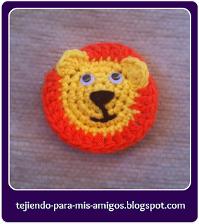 Broche león de ganchillo