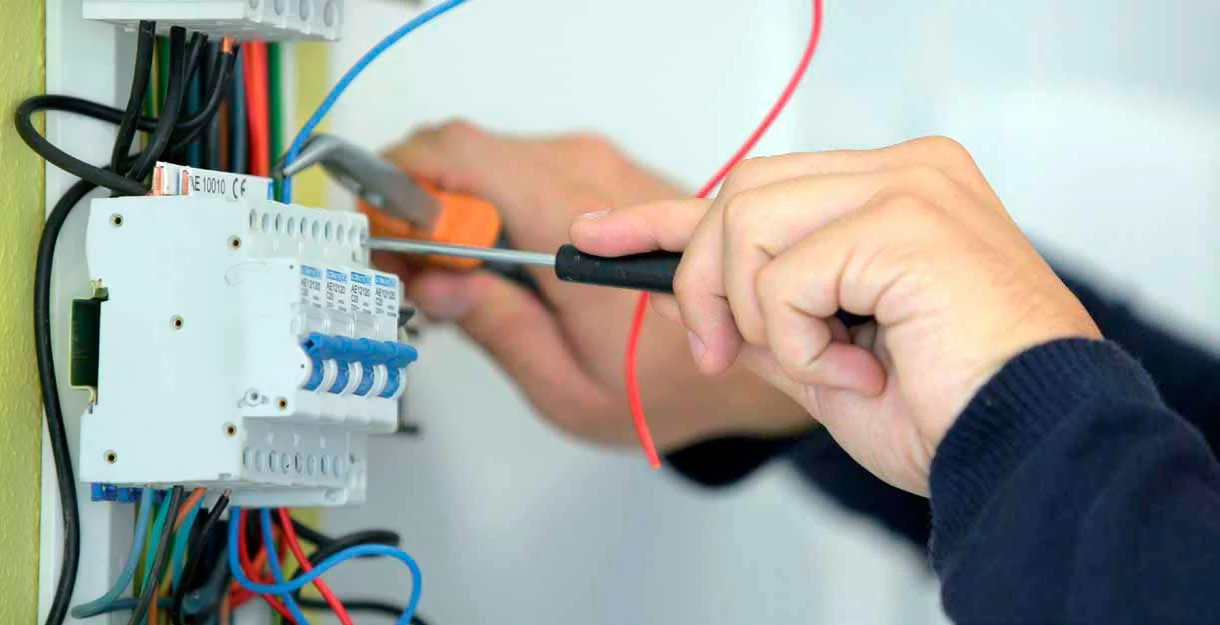 Instalaciones eléctricas residenciales - Conectando cable en interruptor de circuito derivado