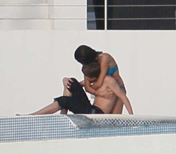 justin bieber kissing selena gomez. hot Justin Bieber and Selena