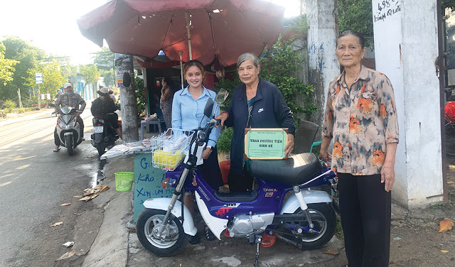 Đồng chí Võ Lý Mai Phương, Chủ tịch Hội LHPN Phường 28  trao phương tiện sinh kế cho hội viên Nguyễn Thị Quen.  (Ảnh: MP)