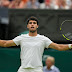 EN UN LLUVIOSO WIMBLEDON, CARLOS ALCARAZ VUELVE A GANAR POR SEGUNDO DÍA CONSECUTIVO