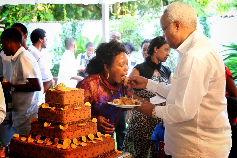 Mh. Lowassa nae akalisha keki Mkewe.