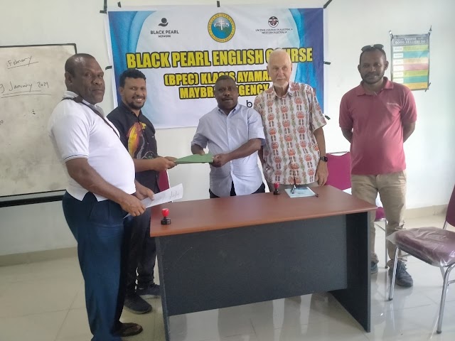 Penandatangan MoU Yayasan Mutiara Hitam Papua Bersama Klasis GKI Ayamaru Membuka Kelas Black Pearl English Course Ayamaru
