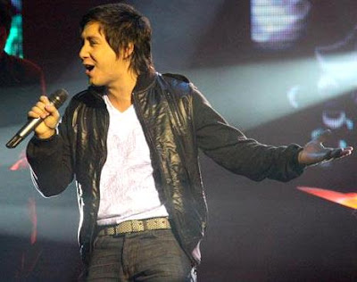 Foto de Cristian Soloa cantando en el escenario