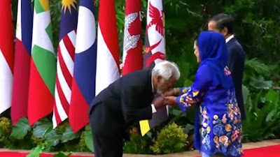 Penuh Haru PM Timor Leste Cium Tangan Ibu Iriana Jokowi 