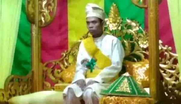 Beredar Video Diduga UAS Pakai Baju Pengantin, di Pinggangnya Ada Keris, Hmm Katanya Haram?