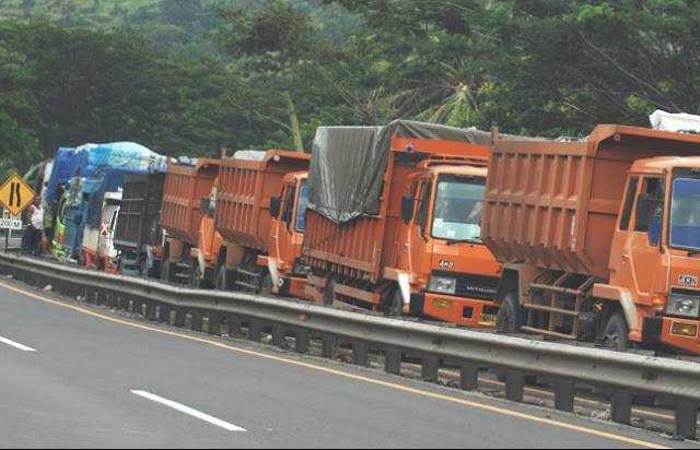 truk dam pasir canter warna orange