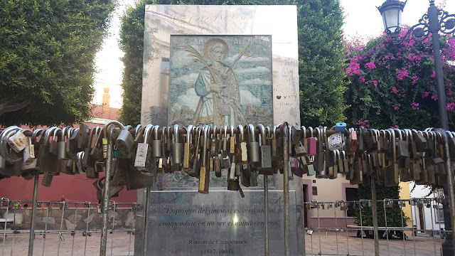 Monumento a San Valentín en Almería