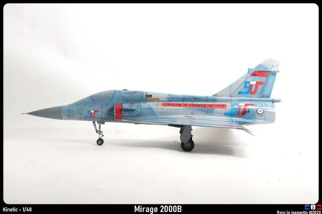 La mise sur roue du Mirage 2000B.