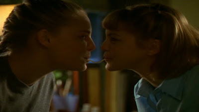 Katherine Heigl and Larisa Oleynik, Lesbian Kiss