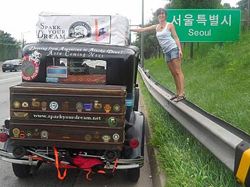 The Facemash Post - Pasangan Herman dan Candelaria Zapp Keluarga Unik Ini Telah Berpetualang Keliling Dunia dengan Mobil Antik Selama 11 Tahun - Candelaria berpose di Seoul, Korea Selatan, 2010