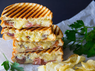 Sandviş cu brânză şi bacon