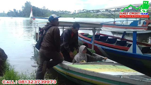 Naik Perahu di Situ Patenggang