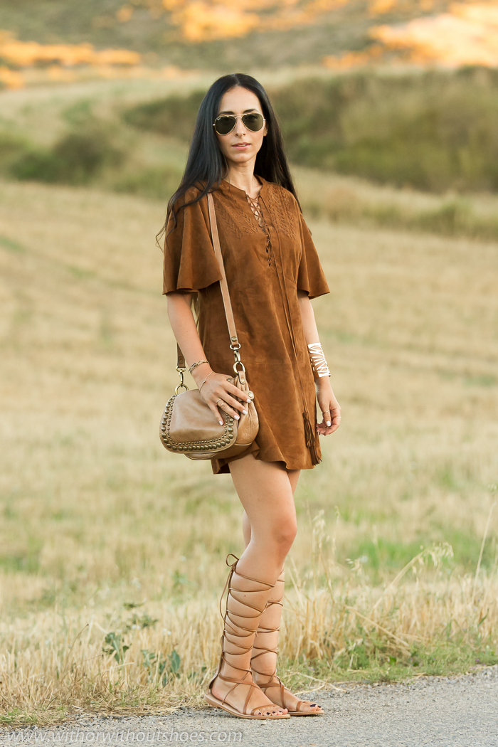 Outfit estilo boho tribal folk hippie con vestido de ante marron tipo pocahontas de Zara Studio y sandalias romanas gladiadoras