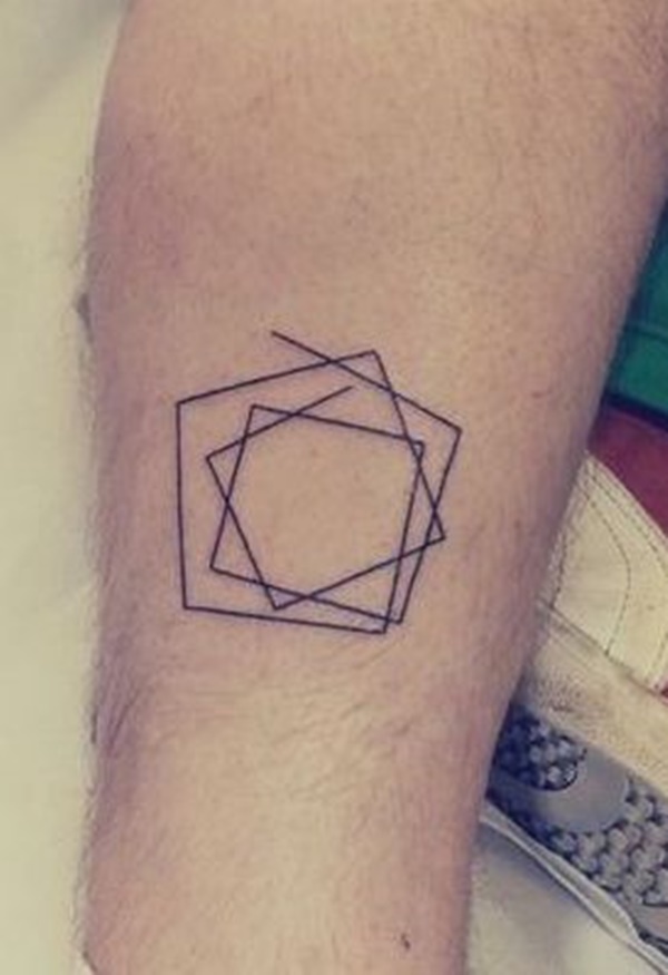 Uma linha única, que envolve em torno de si para criar várias camadas de formas geométricas sem fechamento desta tatuagem prestados em tinta preta.