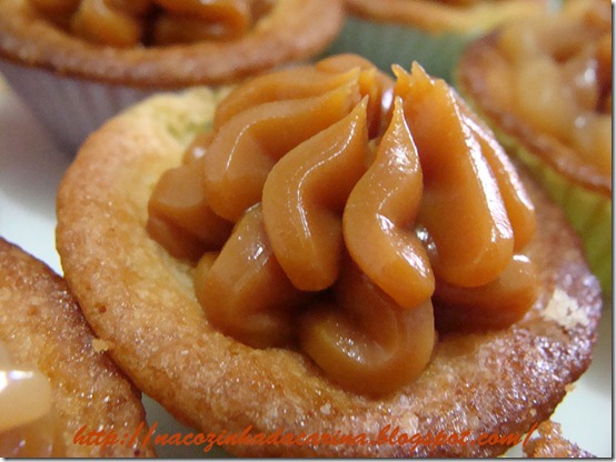 mini-cupcake-de-baunilha-com-doce-de-leite-04