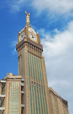 Salah satu penanda arah di KOta Mekkah adalah jam raksasa di Grand Zam-zam