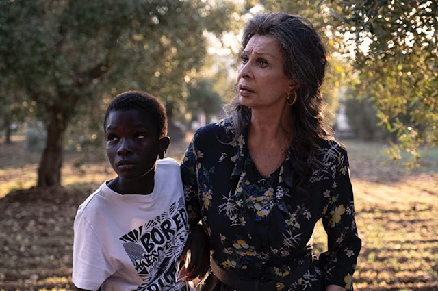 Ibrahima Gueye y Sophia Loren. Imagen de Netflix.