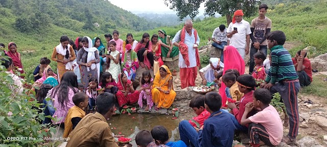 जय भवानी संघ दुर्गा पूजा कमिटी कमता के द्वारा नवरात्र के पहले दिन कलश यात्रा का आयोजन किया गया navratra
