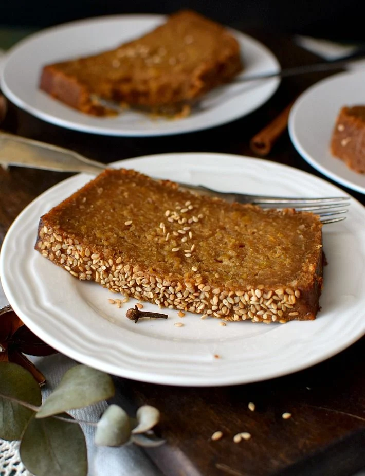 La Torta Bejarana, también conocida popularmente como torta burrera, se hace tradicionalmente en un molde rectangular y tiene el sello característico del ajonjolí que se agrega tanto en la mezcla como en la superficie