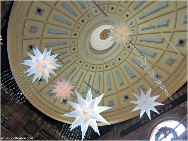 Interior Quincy Market en Navidad