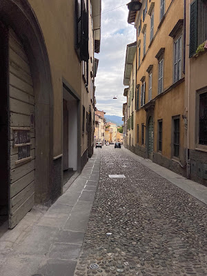 Starting off on the cobblestones of via San Tomaso.