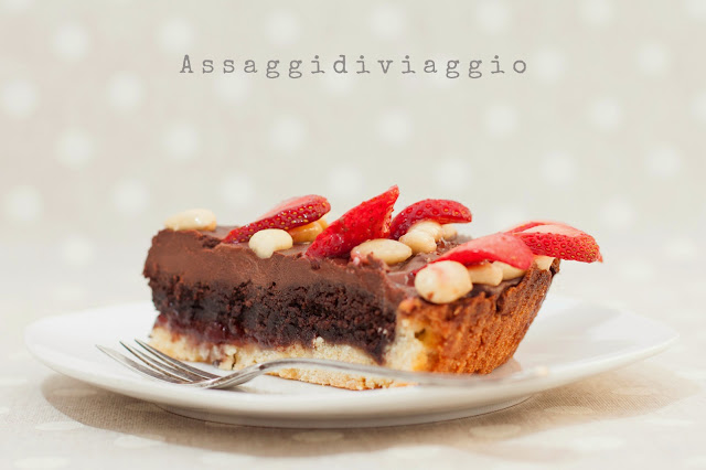 Crostata frangipane al cioccolato, fragole e mandorle