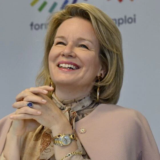Queen Mathilde wore a beige paisley silk blouse by Etro, and rose suit, blazer, jacket and trousers, by Natan. Princess Elisabeth