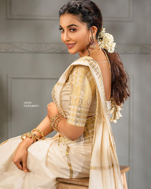 Parvathi Nair In traditional Kasavu saree.  Buy traditional kasavu saree online.