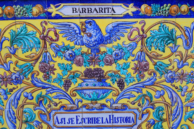 Azulejos pintados de un monumento del Parque de María Luisa de Sevilla.