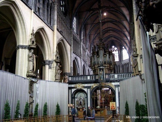 Interior de la iglesia de Nuestra Señora, Brujas, Bélgica