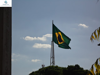 Bandeira do Brasil tremula na Praça Feijó de Sá.