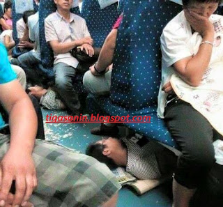 Foto-Foto Ekstrim Lucu Orang Tidur di Kereta