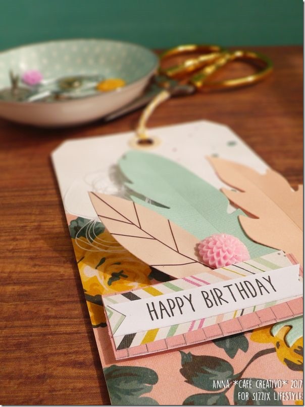 Usare Big Shot e Fustelle Sizzix per creare una tag di compleanno con piume