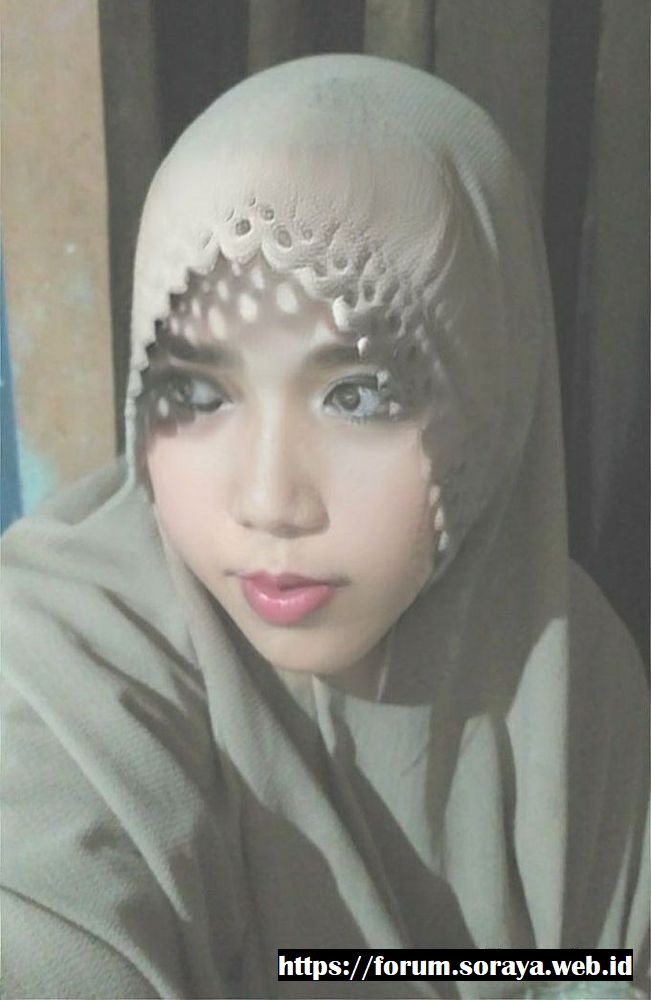 Foto Soraya Gadis Cantik Berkerudung Selfie Siap Memuaskan Anda