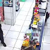 VÍDEO: Enfurecido, dono de farmácia pega facão e bota dupla armada para correr