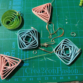 Tutorial-quilling-bisutería-pendientes-de-formas-geométricas-rosa-azul-y-verde-Crea2-con-Pasión