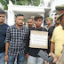 एसपी साहब मुझे बचाइए! गले में तख्ती लटकाकर आत्मसमर्पण करने पहुंचा बदमाश - Ghazipur News