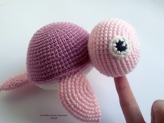 Con hilos, lanas y botones: tortuga de agua amigurumi (Vibemai)