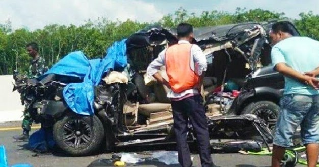 Kecelakan Maut Terjadi Antara Mobil Isuzu Panther dan  Truk  