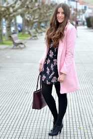 outfits abrigos rosas y vestidos flores